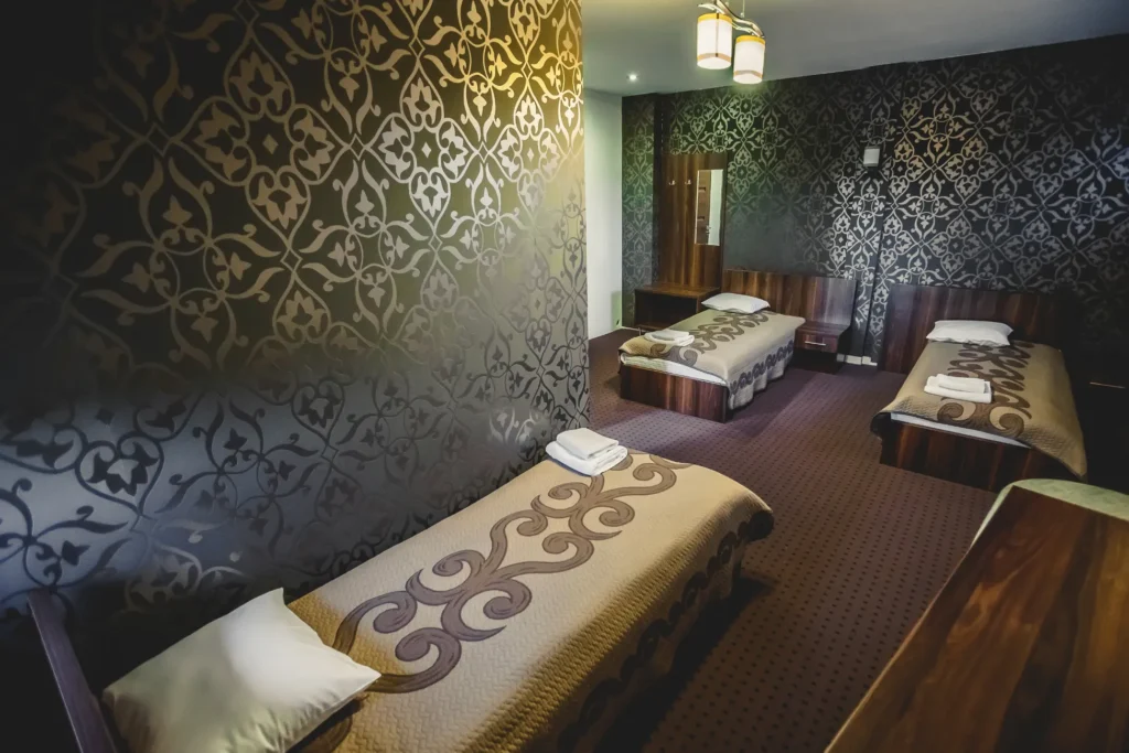 Zdjęcie przestawia pokój trzy osobowy w kompleksie Bona w miejscowości Kuźnica